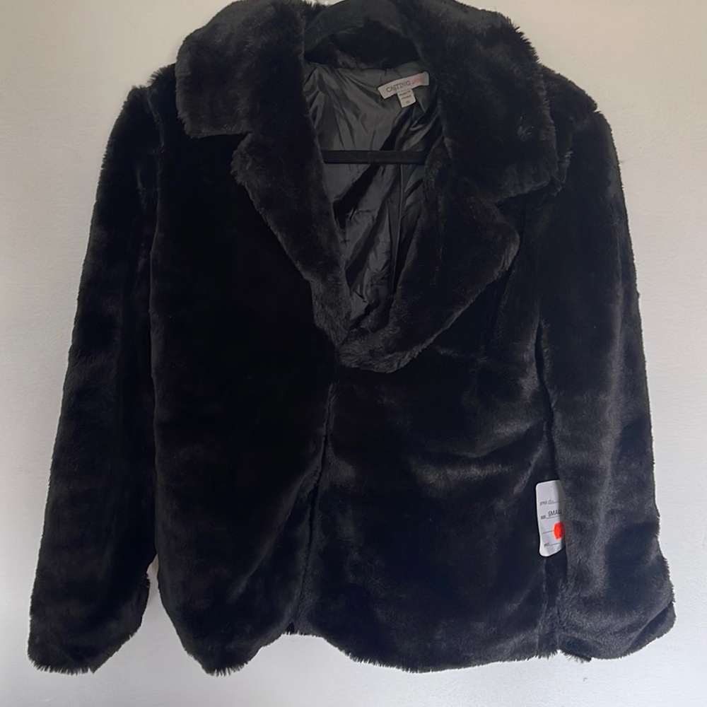 Women's Short Fuax Fur Coat with Large Notch Collar and Lapel